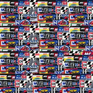 Puede incluir: Un collage de pegatinas con temática de carreras. Las pegatinas presentan coches de carreras, banderas a cuadros y las palabras "SPORT" y "MMC CH". La paleta de colores incluye rojo, azul, amarillo y negro.