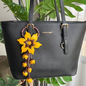Leder Blume Schlüsselanhänger für Handtasche & Geldbeutel - Handgemachte Blumen Taschenanhänger - Niedlicher Leder Schlüsselanhänger - Einzigartige Geschenkidee