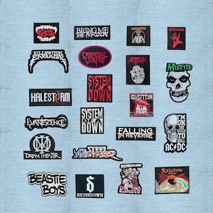 Può includere: Una collezione di toppe ricamate con loghi e nomi di band. Le toppe includono loghi di band come Misfits, AC/DC, System of a Down e altri. Le toppe sono in varie forme e colori, con testo e design grafici.