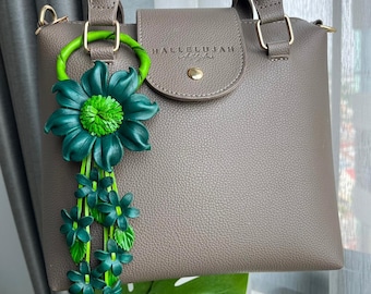 Llavero de cuero con flores hecho a mano: elegante colgante floral para bolso