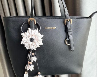 Leren sleutelhanger bloem | Tasbedel dahlia | Handgemaakt leren tasaccessoire | Sleutelhanger met bloemen
