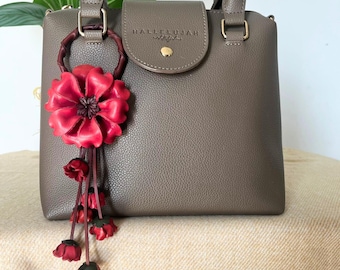 Llavero de cuero con flores hecho a mano: elegante colgante floral para bolso