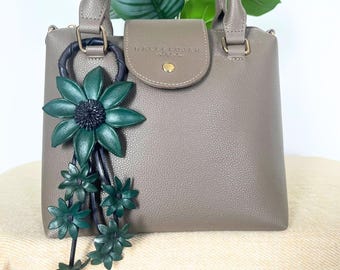 Llavero de cuero con flores: un dije floral para bolso hecho a mano