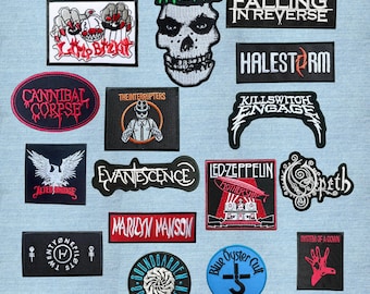 Puede incluir: Una colección de parches de tela bordados rectangulares, ovalados y con formas, que presentan varios logotipos y gráficos de bandas, incluidos Misfits, Falling in Reverse, Halestorm, Cannibal Corpse, The Interrupters, Killswitch Engage, Alter Bridge, Evanescence, Led Zeppelin, Opeth, Marilyn Manson, Twenty One Pilots, Soundgarden, Blue Oyster Cult y System of a Down.