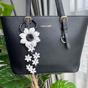 Chaveiro de couro com flor para bolsa e carteira - Pingente de bolsa floral feito à mão - Chaveiro de couro branco fofo - Ideia de presente única