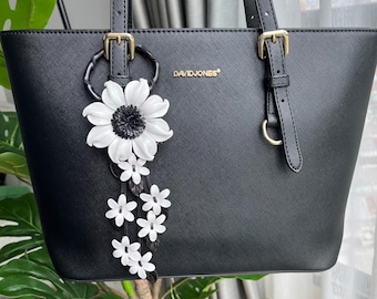 Llavero de cuero con flores hecho a mano: elegante colgante floral para bolso