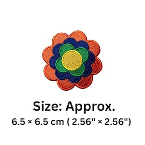 Może przedstawiać: Wyszywana naszywka w kształcie kwiatu, wielokolorowa, o warstwowej konstrukcji. Zawiera kolory: czerwony, niebieski, zielony i żółty. Rozmiar ok. 6,5 cm x 6,5 cm. Zawiera tekst "Size: Approx.". Idealna do dekoracji.