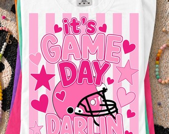 Game Day Darlin Striped PNG, grafica retrò da football americano, design per maglietta della stagione calcistica, Game Day Girl, download digitale per sublimazione per mamme di giocatori di football