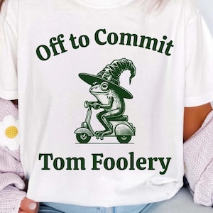 Auf zu Commit Tom Foolery Frosch PNG SVG | Komfort Farben Lustiges Weirdcore Meme Tee | Einzigartige sarkastische Grafik für Erwachsene, Männer & Frauen
