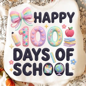 Peut inclure: Sweat-shirt blanc avec un motif coloré célébrant les 100 jours d'école. Le motif comprend un nœud arc-en-ciel, les mots "HAPPY 100 DAYS OF SCHOOL", un crayon, une pomme, des livres et un globe.