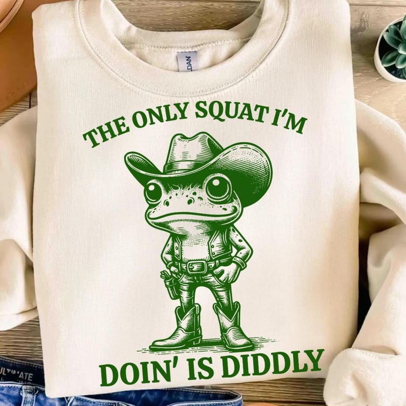 Zabawna żaba kowbojka PNG SVG, Jedyny przysiad, jaki robię, to Diddly PNG, Koszulka z humorem Lazy Gym, Żaba Western SVG, Koszulka Diddly Squat dla mężczyzn i kobiet zdjęcie 1