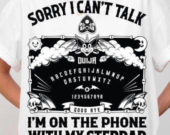Désolé(e), je ne peux pas parler, je suis au téléphone avec mon beau-père (PNG/SVG), motif Ouija pour Halloween, illustration spirituelle humoristique
