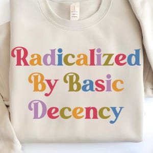 Radicalisé par simple décence PNG SVG | Conception rétro de citation politique | Téléchargement numérique drôle et sarcastique | Clipart justice sociale