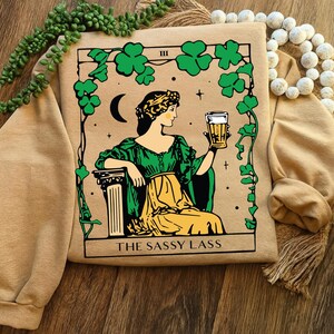 Det fräcka tjejens tarotkort PNG | Rolig Saint Patrick's Day PNG | Irländsk t-shirt | Lyckotröja | Shamrock-t-shirt | Tarotkort | St Patrick's Day-present bild 2