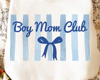 Boy Mom Club PNG, diseño de taza de café con rayas azules, gráfico de vasos estilo coqueta