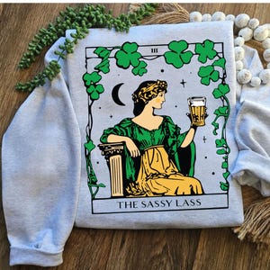 Det fräcka tjejens tarotkort PNG | Rolig Saint Patrick's Day PNG | Irländsk t-shirt | Lyckotröja | Shamrock-t-shirt | Tarotkort | St Patrick's Day-present bild 3