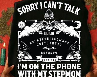 Désolé(e), je ne peux pas parler, je suis au téléphone avec ma belle-mère (PNG/SVG), motif Ouija pour Halloween, illustration spirituelle humoristique