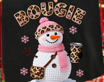 Muñeco de nieve de ganchillo con hilo y gancho de cierre PNG / Navidad elegante PNG / Diseño navideño de lazo coqueto de leopardo / Que nieve y ¡Llegó la temporada! PNG