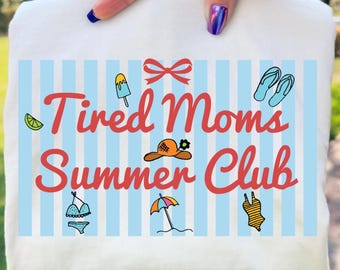 Club de verano para mamás cansadas PNG, diseño divertido de la vida de mamá en la playa, gráfico de vacaciones con rayas de verano
