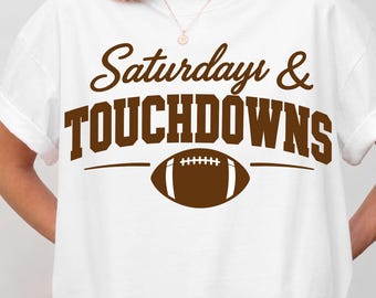 Samedis & Touchdowns PNG SVG, conception graphique de saison de football, chemise le jour du match, t-shirt fan de football universitaire, téléchargement par sublimation de sport