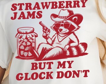 Geleias de Morango, Mas Minha Glock Não SVG PNG | Meme Engraçado de Guaxinim | Citação Sarcástica do Panda do Lixo | Humor Adulto PNG | Design de Produtos Engraçados e Sarcásticos
