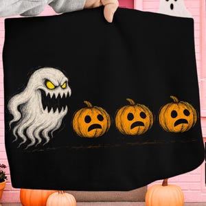 Halloweenkostym PNG SVG | Trendig spöke som jagar pumpa PNG | Rolig Bu-spöke-tröjadesign | Spöklika höstvibbar
