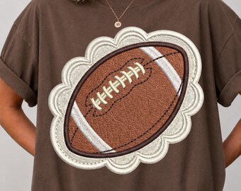 Faux lacet de football PNG, motif appliqué de football, patch de football broderie vintage, graphique de jour de match, sublimation de maman de football universitaire