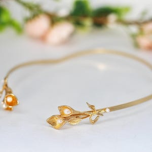 Göttinnenkrone mit Calla-Lilienzweig, florales Brauthaarband, Boho-Haaraccessoire