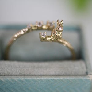 Anello con cristalli a forma di coniglietto su un ramo, anello a nocca, anello impilabile, anello ispirato alla natura in oro rosa, anello regolabile da fata, gioielli boho unici