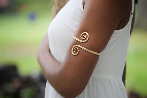 Delicate Swirl Arm Cuff | Urban Outfitters Korea - Clothing, Music, Home &  Accessories