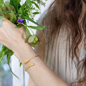 Stems and Pearls Bracelet, Handmade Leaves Wire Wrap Bracelet, Gold Plated Pearls, Grecian Bracelet, Greek Goddess, Romantic Bridal Jewelry