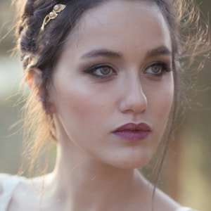 Corona de diosa con lirios cala, corona romana floral, accesorios etéreos para el cabello de novia