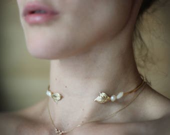 Gargantilla de cervatillo, collar inspirado en la naturaleza, joyería nupcial hecha a mano delicada, collar de boda de perlas de hojas de oro, gargantilla de hoja nupcial bohemia romántica