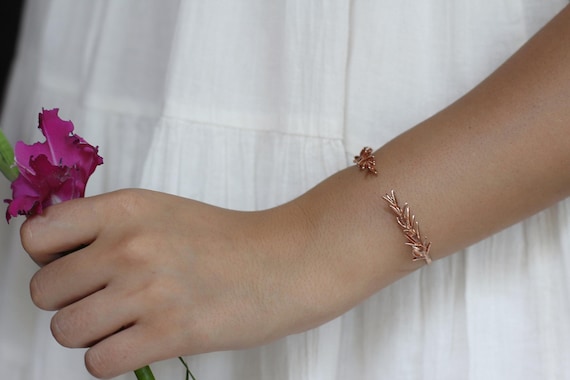 Bracciale rigido in acciaio inossidabile con fiore di strass di moda