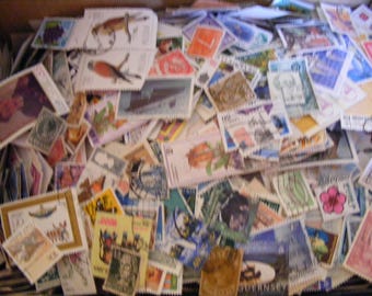 10.000 francobolli di tutto il mondo, non cartacei, per collezionisti e appassionati di bricolage.