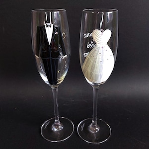Champagne Flutes Personalized, Wedding Gifts, Mr and Mrs Champagne Glasses, Set of 2, Wedding Toasting Glasses for Bride and Groom