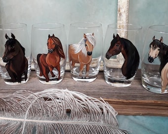 Handbemaltes Pferdeportrait-Glas, Individuelle Pferdeillustration, Geschenk für Pferdeliebhaber, Reitergeschenk, exklusive Saftgläser