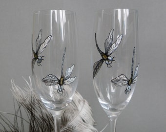 Exclusive champagne glasses adorned with delicate dragonflies—a perfect blend of elegance and sophistication. Cheers to moments that sparkle