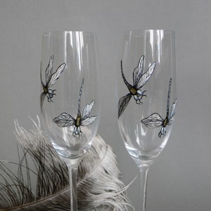 Exclusive champagne glasses adorned with delicate dragonflies—a perfect blend of elegance and sophistication. Cheers to moments that sparkle