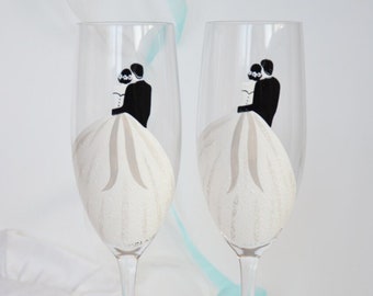 Elevate your toast with 2 Wedding Champagne Flutes - a symbol of love. Adorned with a loving couple, they add elegance to your celebration!