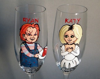 Chucky & Tiffany forever with this set of 2 wedding champagne glasses, featuring the iconic moment when Chucky gives his heart to Tiffany.