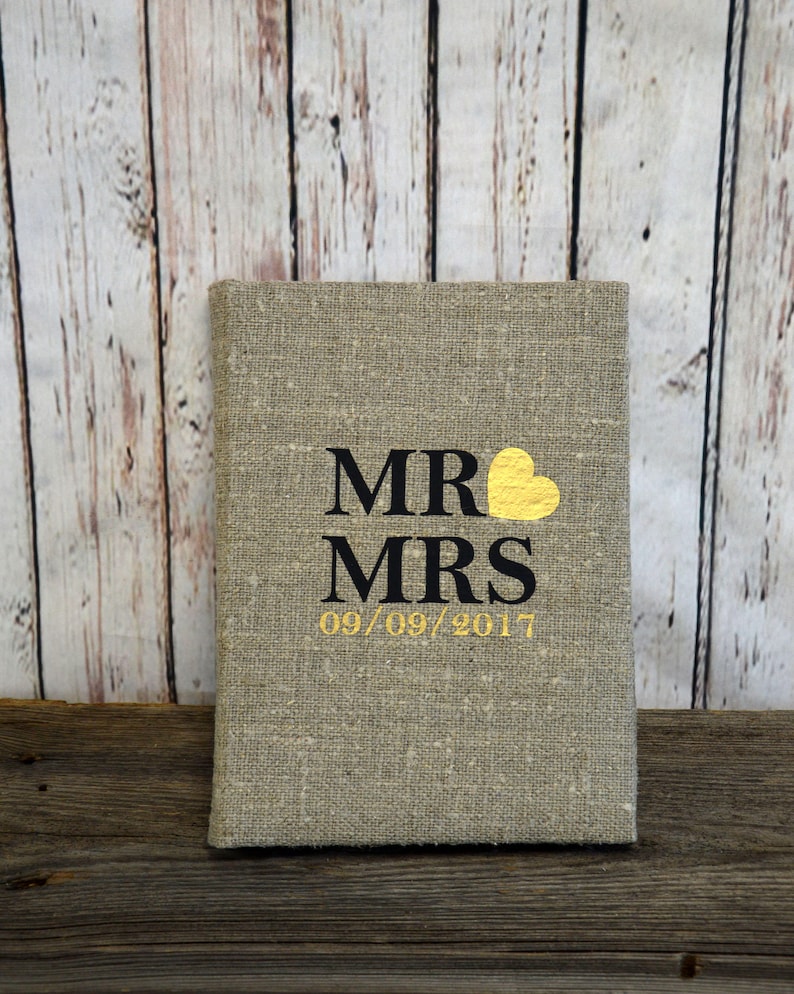 Album photo en lin fabriqué à la main avec de l'or 'Mr. & Mme.' Gaufrage Souvenir et cadeau de mariage personnalisés Gold Mr and Mrs