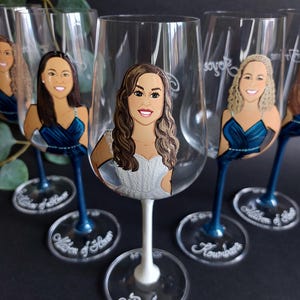 Ilustración personalizada pintada a mano, colores de boda 2025: salvia, rosa ruborizado, óxido, dama de honor, dama de honor, copas de vino para la fiesta nupcial