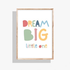 Dream Big Little One, Dziecięca sztuka ścienna do druku, Boho wystrój pokoju dziecięcego, Wystrój pokoju dziecięcego, Motywujący cytat do pokoju dziecięcego i bawialni, Cyfrowy