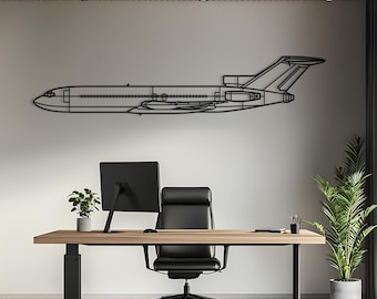 Könnte beinhalten: Ein Wandkunstobjekt aus schwarzem Metall in Form des Seitenprofils eines Verkehrsflugzeugs. Das Design zeigt eine detaillierte Umrisszeichnung des Rumpfes, der Tragflächen und des Leitwerks, horizontal montiert an einer weißen Wand.