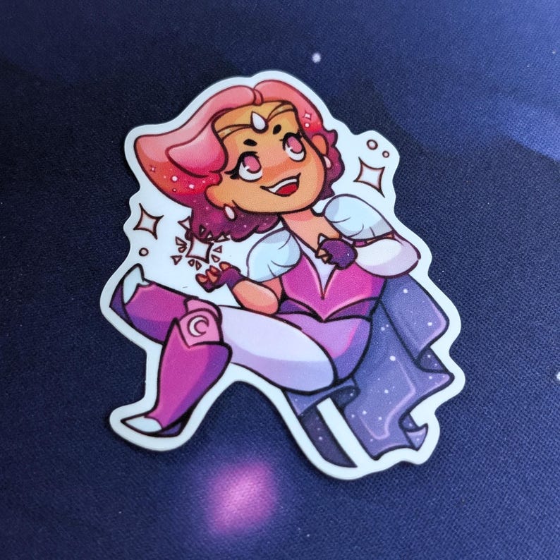 Pode incluir: Um adesivo com um personagem de desenho animado com cabelo rosa e uma roupa rosa e roxa. O personagem est&aacute; sorrindo e tem uma express&atilde;o determinada. O adesivo tem uma borda branca e est&aacute; em um fundo azul escuro.