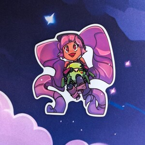Pode incluir: Um adesivo com um personagem de desenho animado com cabelo rosa e um chap&eacute;u preto, montado em um ve&iacute;culo verde. O personagem tem uma express&atilde;o sorridente. O adesivo tem uma borda branca e est&aacute; em um fundo azul escuro com estrelas e uma nuvem roxa.