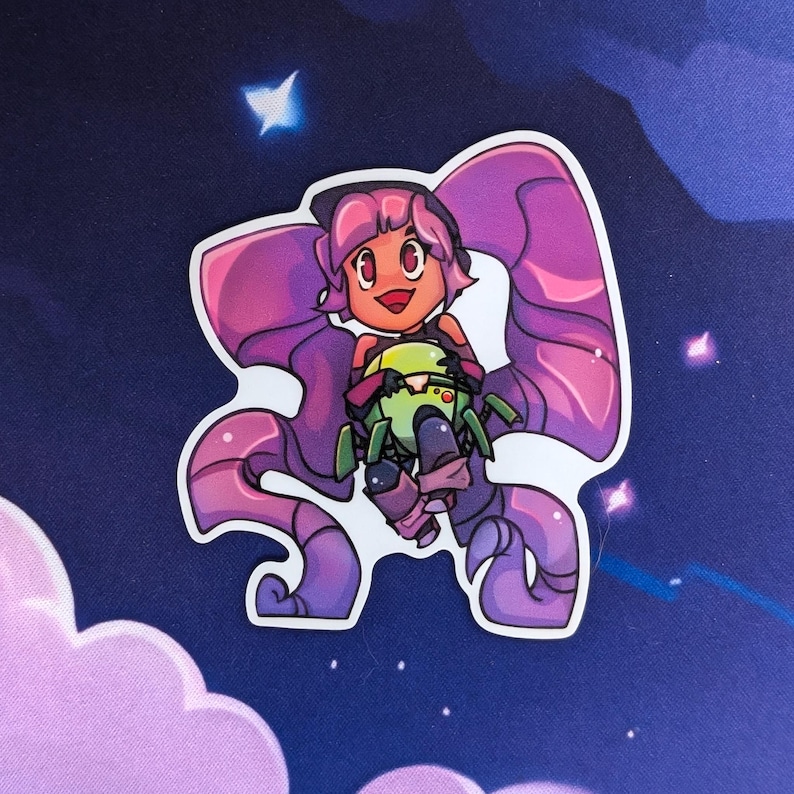 Pode incluir: Um adesivo com um personagem de desenho animado com cabelo rosa e um chap&eacute;u preto, montado em um ve&iacute;culo verde. O personagem tem uma express&atilde;o sorridente. O adesivo tem uma borda branca e est&aacute; em um fundo azul escuro com estrelas e uma nuvem roxa.