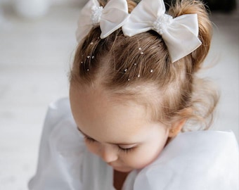 Paire de nœuds en satin blanc brodés de perles de cristal – Décorations pour cheveux faites main