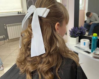 Lazo escolar de satén blanco hecho a mano: pasador con pinza de cocodrilo